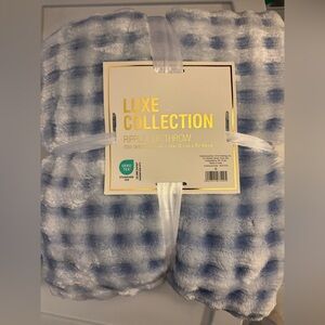 Luxe Collection Blue and White Ripple Fur Throw